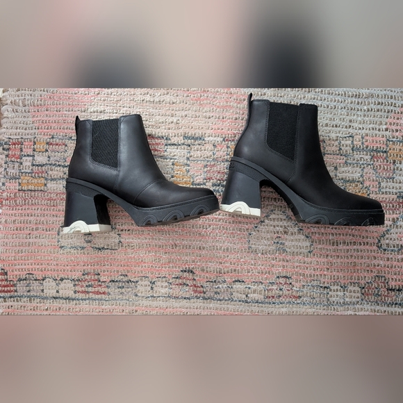 Worn once! Sorel Brex Heel Chelsea in Black, Size 10.5 - Picture 9 of 10